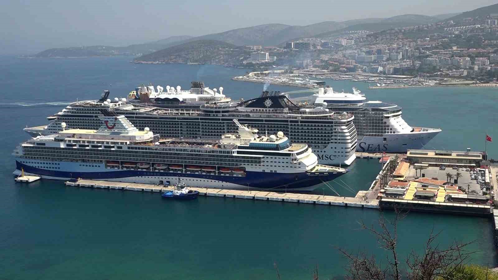 Kuşadası’na üç gemiyle toplam 9 bin 600 turist geldi