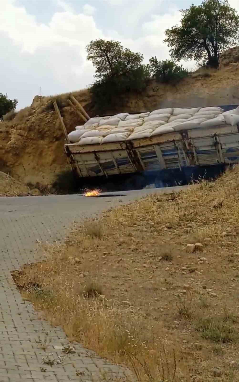 S&uuml;r&uuml;c&uuml;s&uuml;n&uuml;n kontrol&uuml;nden &ccedil;ıkan kamyon, &ccedil;ukura d&uuml;şt&uuml;: 2 yaralı
