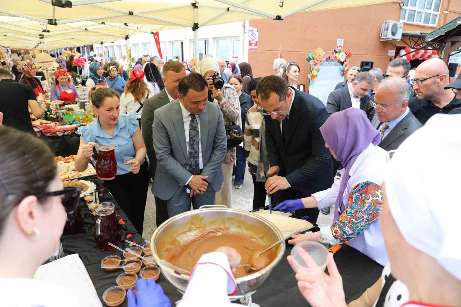 Ak&ccedil;aabat&rsquo;ta Halk Eğitim Merkezi&rsquo;nin yıl sonu sergisi beğeni topladı
