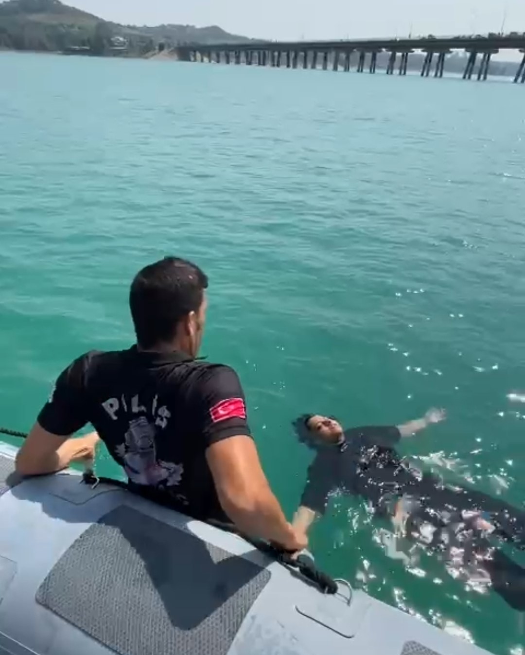 Adana&rsquo;da baraj g&ouml;l&uuml;ne d&uuml;şen kadını gemi adamlar kurtardı
