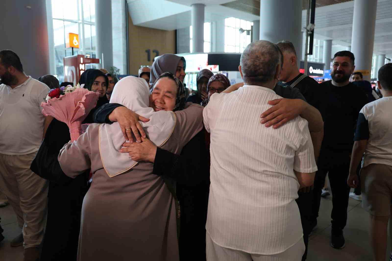 Kutsal topraklardan yurda d&ouml;nen ilk hacı kafilesi İstanbul Havalimanı&rsquo;nda g&ouml;zyaşlarıyla karşılandı
