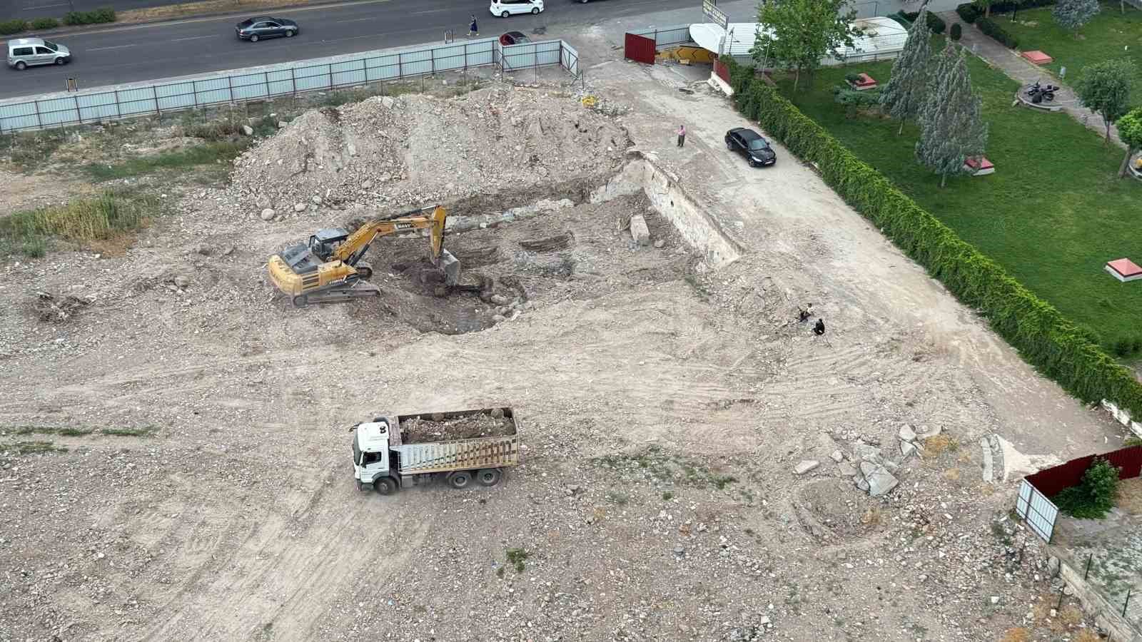 Diyarbakır’da 89 kişinin hayatını kaybettiği Galeria İş Merkezi’nin yerinde dönüşümünde ilk kepçe vuruldu