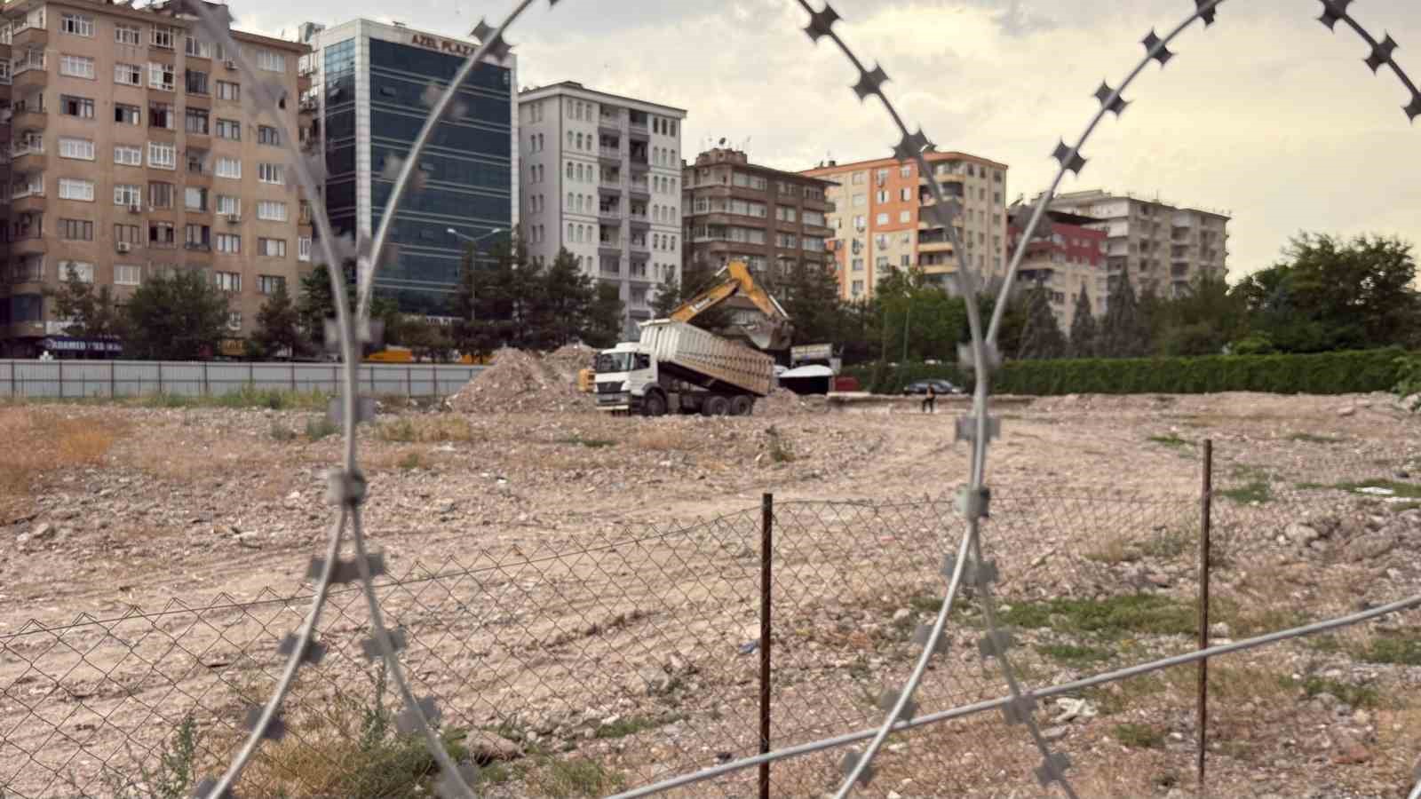 Diyarbakır&rsquo;da 89 kişinin hayatını kaybettiği Galeria İş Merkezi&rsquo;nin yerinde d&ouml;n&uuml;ş&uuml;m&uuml;nde ilk kep&ccedil;e vuruldu
