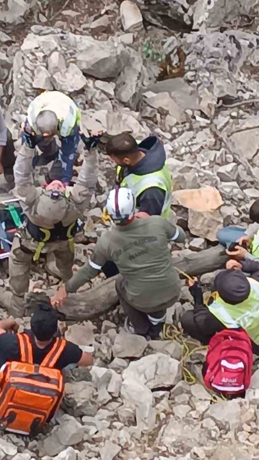 Gabar Dağı’nda kayalıklardan düşen genç, askeri helikopterle alındı