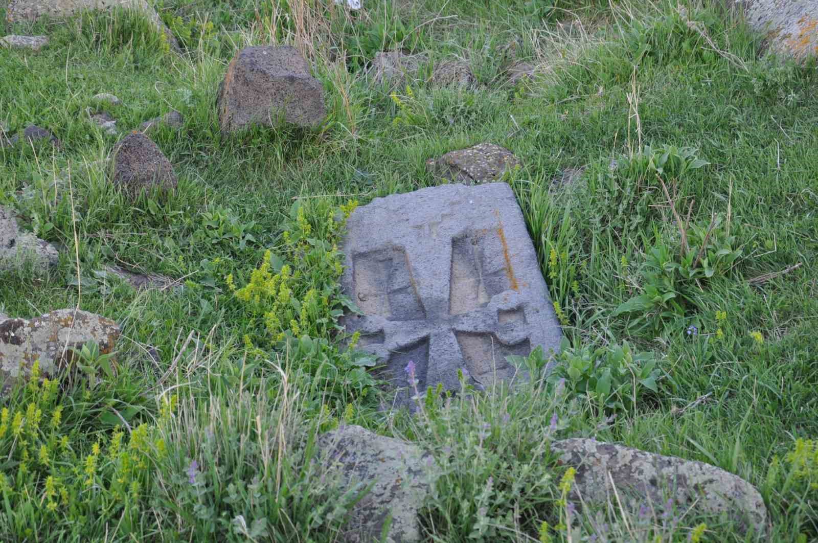 Kars&rsquo;ta ha&ccedil;lı mezar taşları dikkat &ccedil;ekiyor
