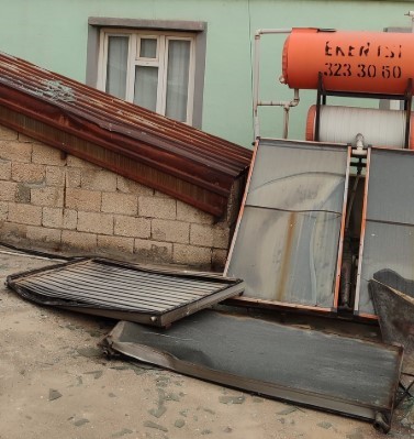 Gaziantep&rsquo;te şiddetli fırtına: Ağa&ccedil;lar devrildi, ara&ccedil;lar zarar g&ouml;rd&uuml;, toz bulutu etrafı kapladı
