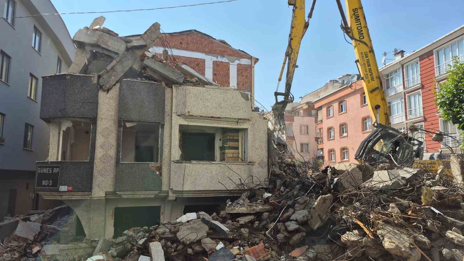 Avcılar’da kentsel dönüşüm kapsamında gerçekleştirilen yıkım kontrolden çıktı