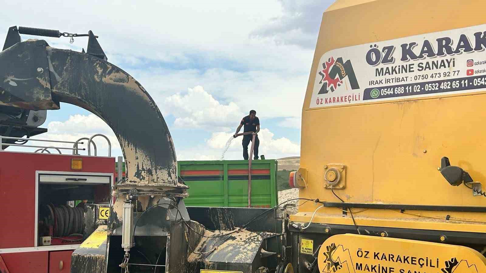 Siirt’te biçerdöverden sıçrayan kıvılcım yangına neden oldu