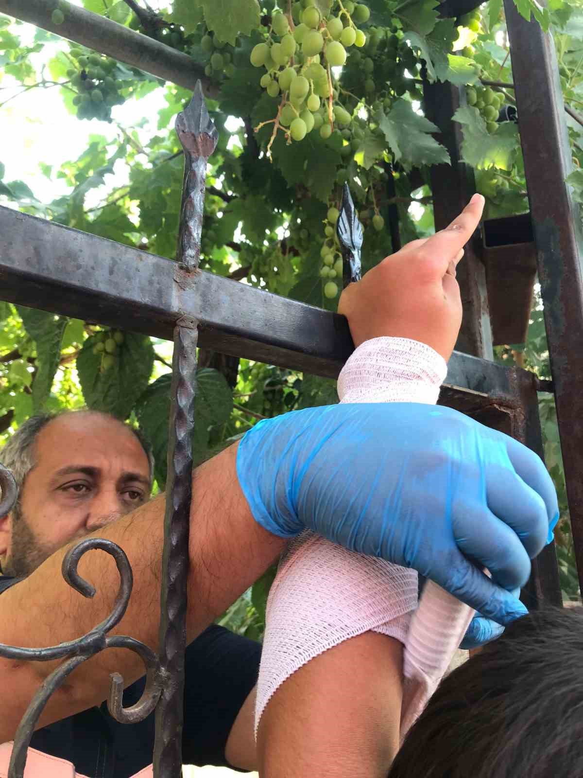 Korku dolu anlar, &ccedil;ocuğun eline demir saplandı
