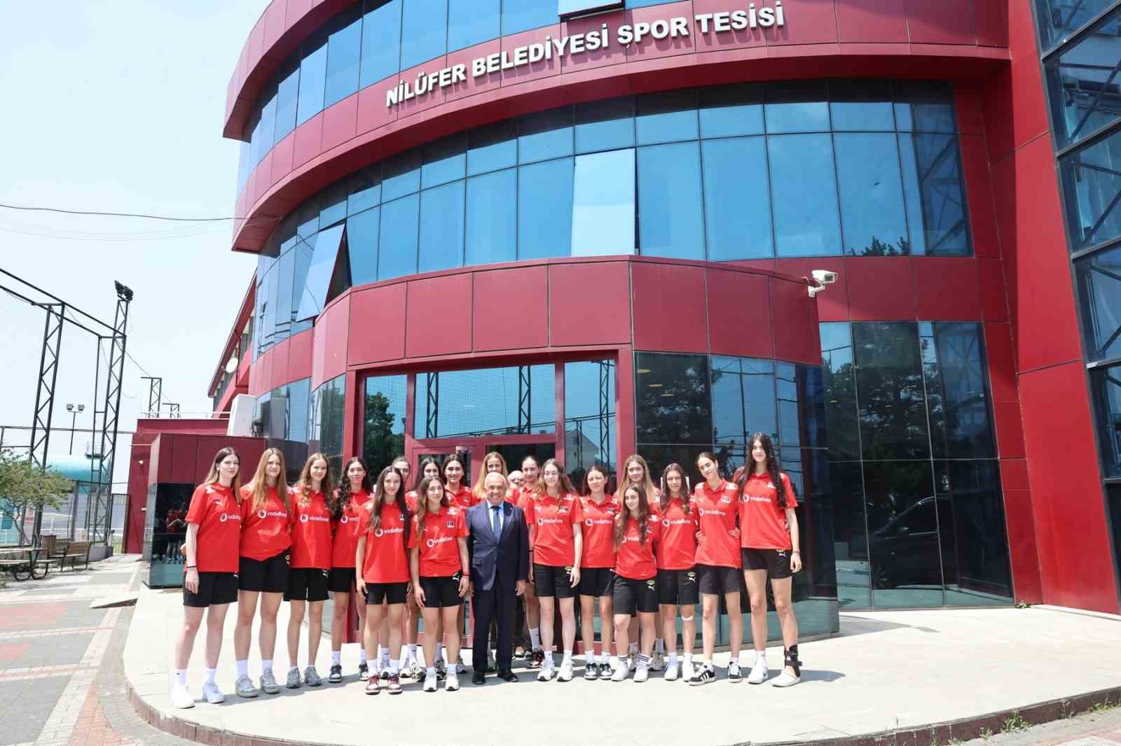 Başkan Şadi Özdemir’den genç voleybolculara motivasyon ziyareti