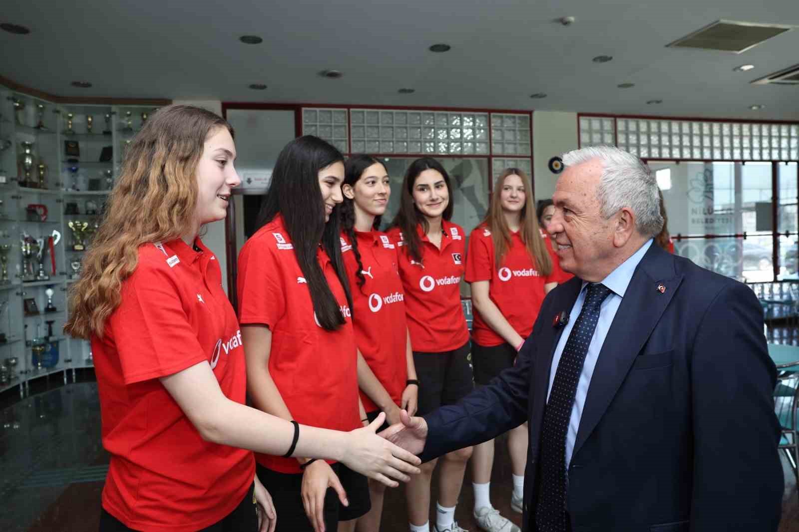 Başkan Şadi Özdemir’den genç voleybolculara motivasyon ziyareti

