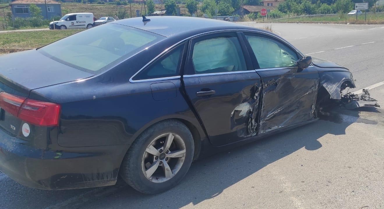 Otomobilin &ccedil;arptığı trakt&ouml;r s&uuml;r&uuml;c&uuml;s&uuml; yaralandı
