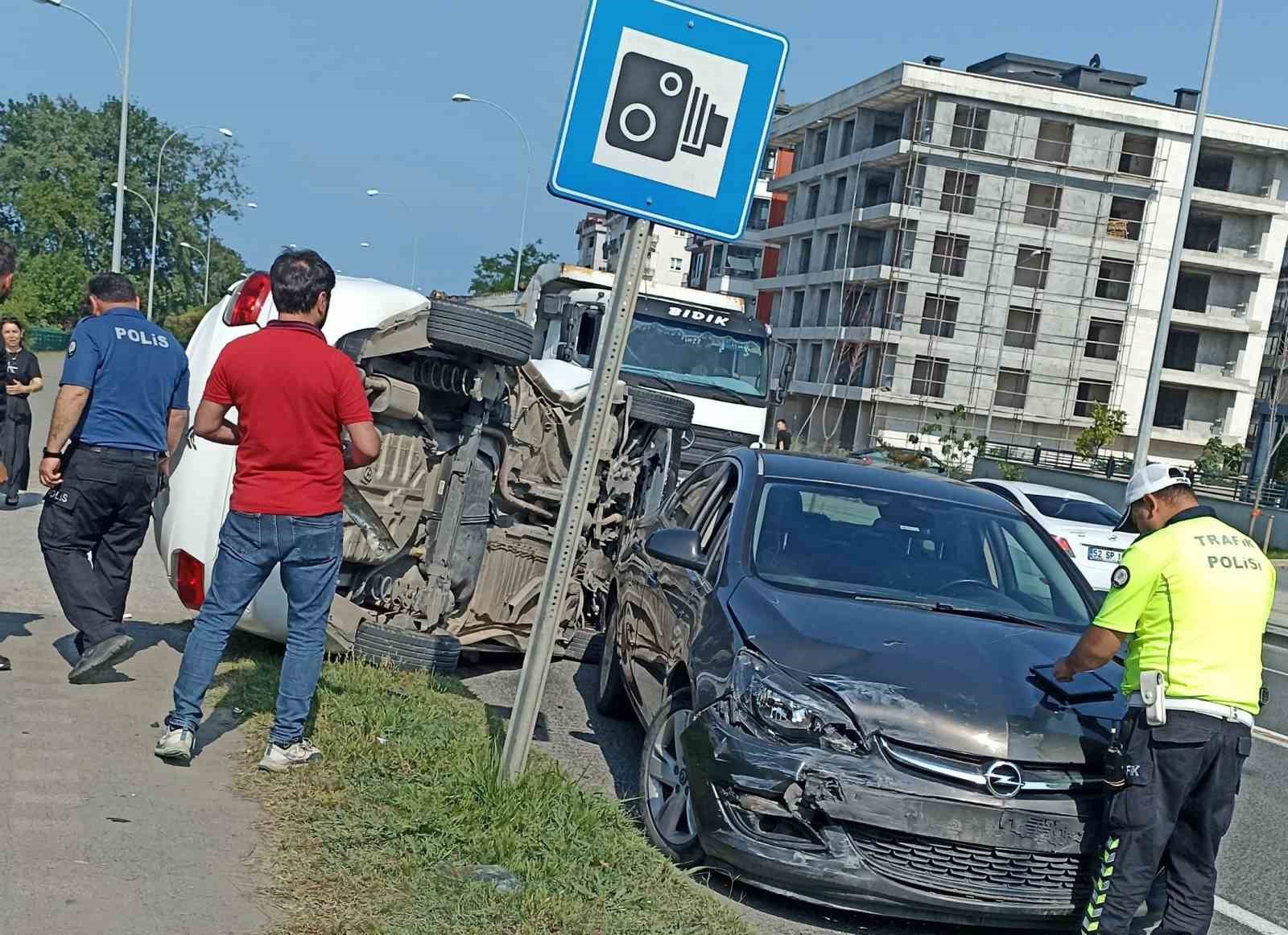 Ordu’da  2 otomobil çarpıştı, birisi takla attı