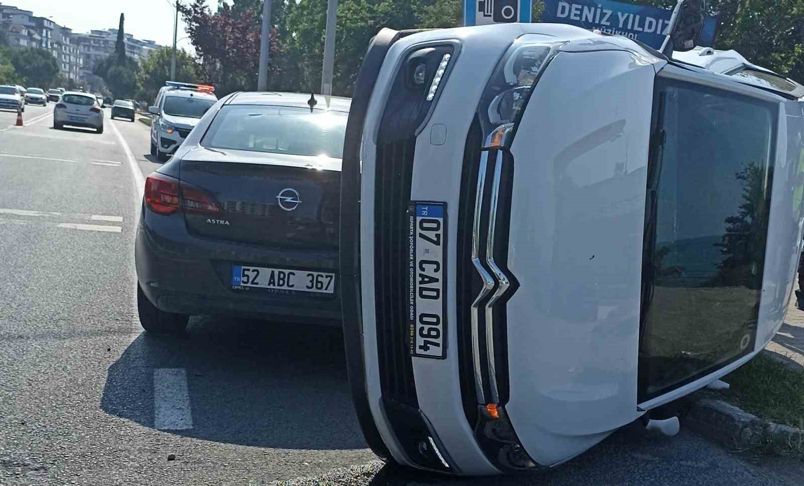Ordu&rsquo;da  2 otomobil &ccedil;arpıştı, birisi takla attı
