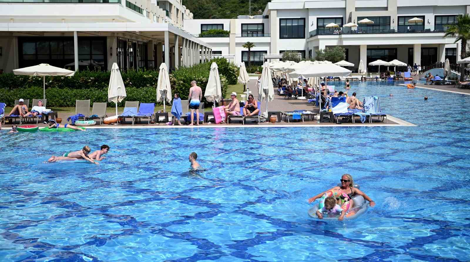 Kuşadası&rsquo;nda turizmcinin y&uuml;z&uuml; g&uuml;l&uuml;yor
