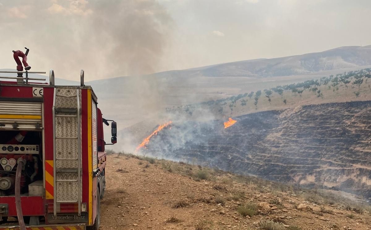 Şanlıurfa’daki orman yangınına havadan ve karadan müdahale ediliyor