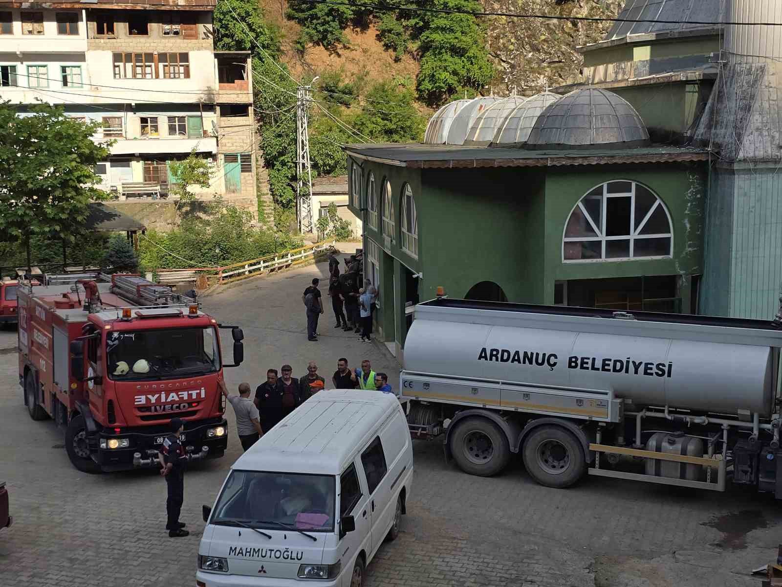 Evde çıkan yangına kovalarla taşıdıkları suyla müdahale ettiler