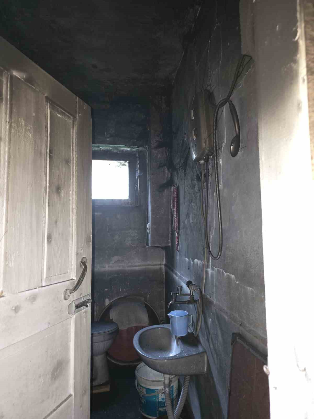 Evde çıkan yangına kovalarla taşıdıkları suyla müdahale ettiler