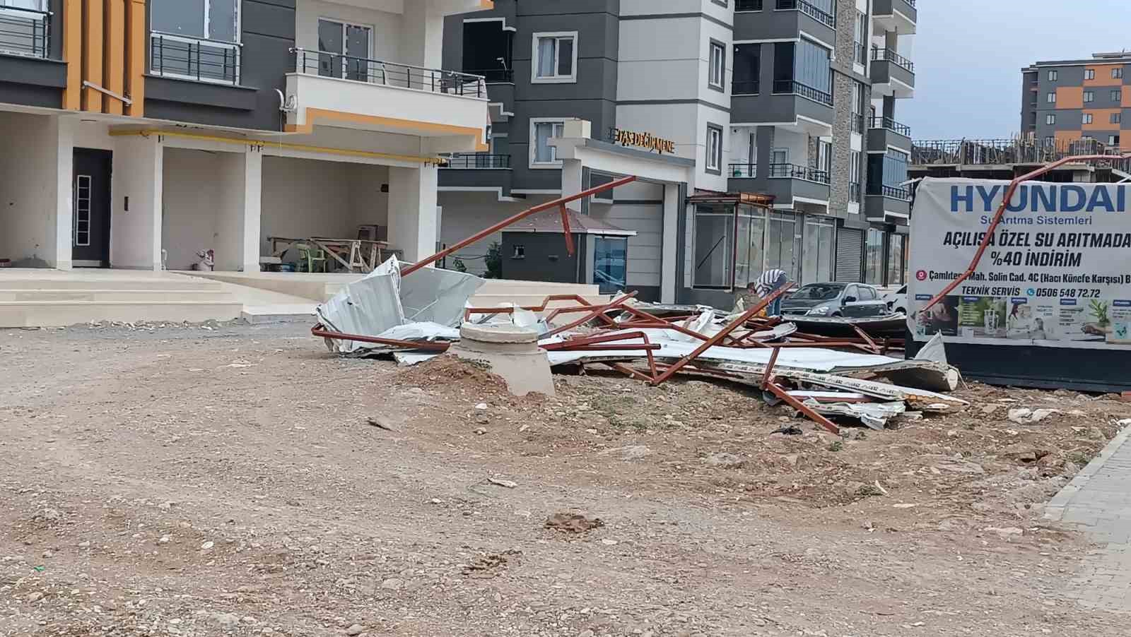 Batman&rsquo;da şiddetli r&uuml;zgar &ccedil;atı panellerini u&ccedil;urdu
