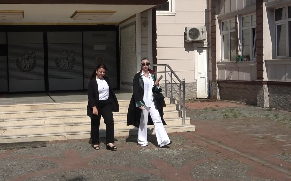 Eşini bı&ccedil;aklayan koca i&ccedil;in 3. celsede de karar &ccedil;ıkmadı
