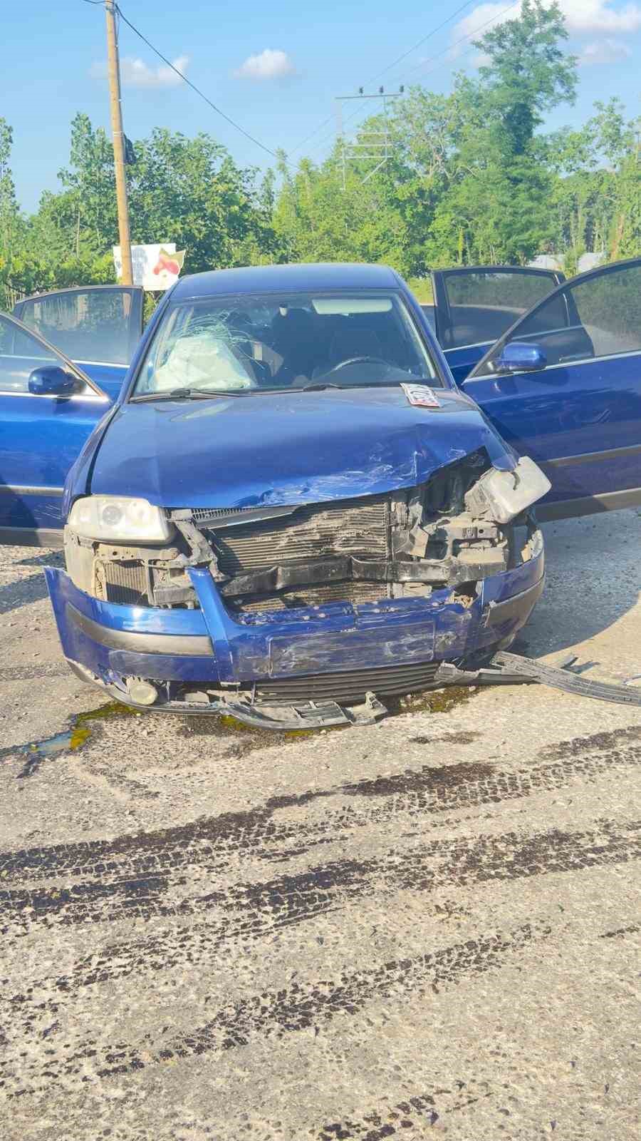 Hafif ticari araç kanala uçtu: 2 yaralı