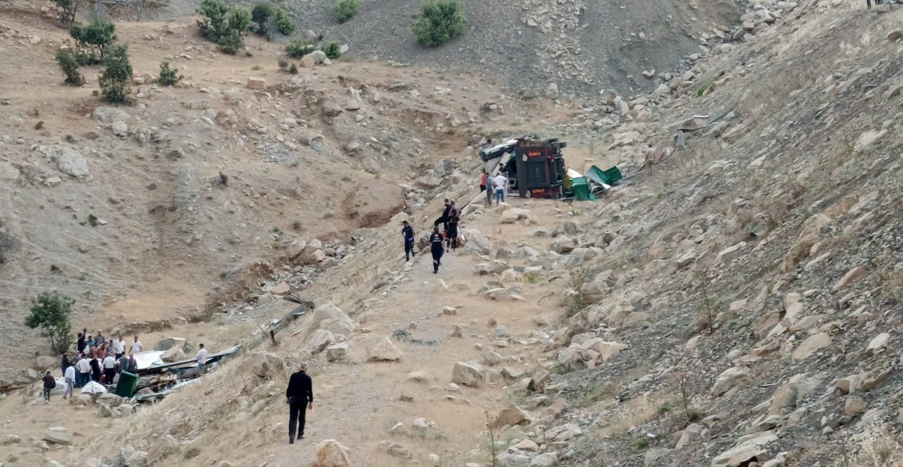 Şırnak’ta şarampole devrilen tırın sürücüsü yaralandı