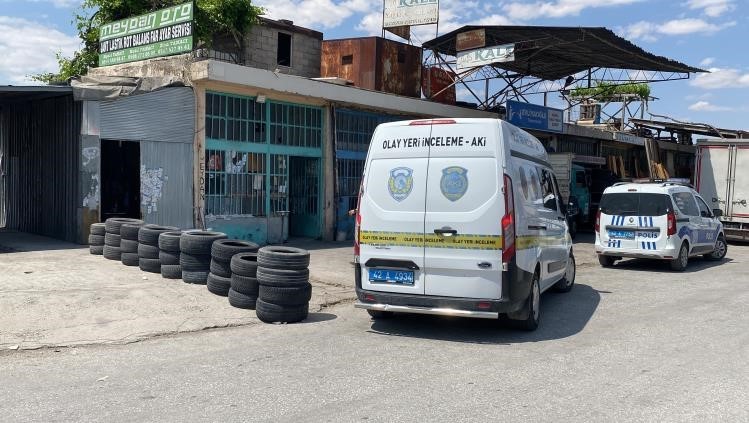 Tamirhanede sandalyeden d&uuml;şen adam hayatını kaybetti
