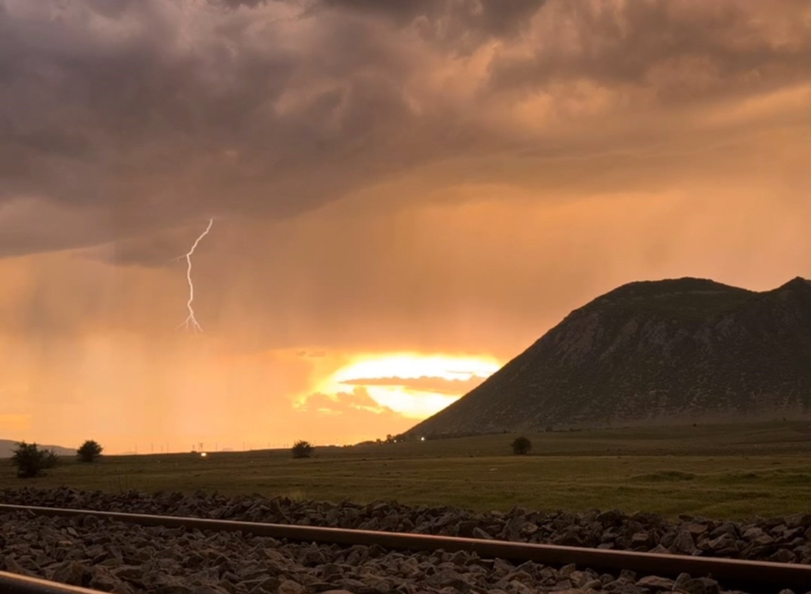 Tatvan’da gökyüzü kızıla büründü