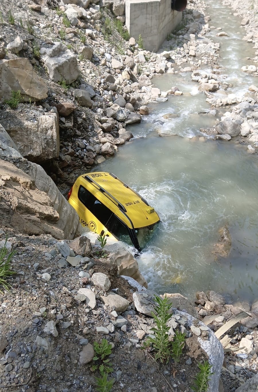 Ticari taksi dere yatağına uçtu: 1 yaralı