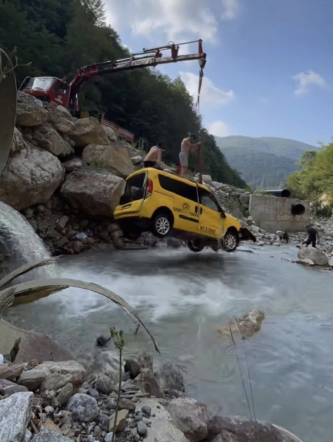 Ticari taksi dere yatağına uçtu: 1 yaralı