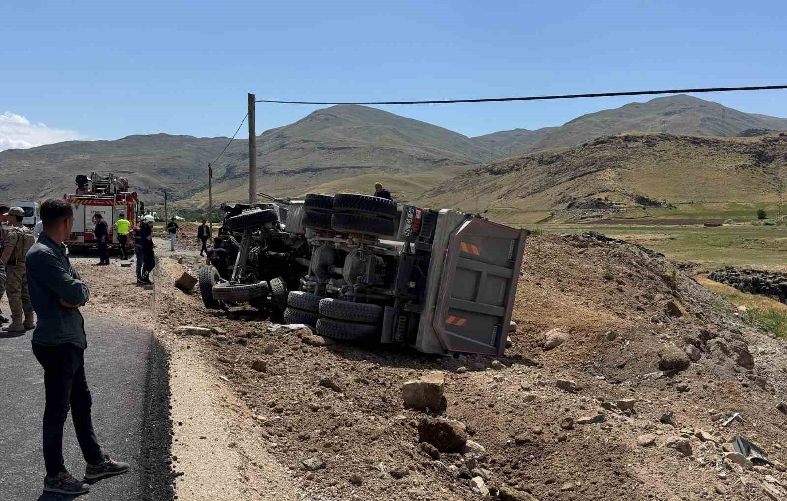 Kum y&uuml;kl&uuml; tır devrildi: S&uuml;r&uuml;c&uuml; yara almadan kurtuldu
