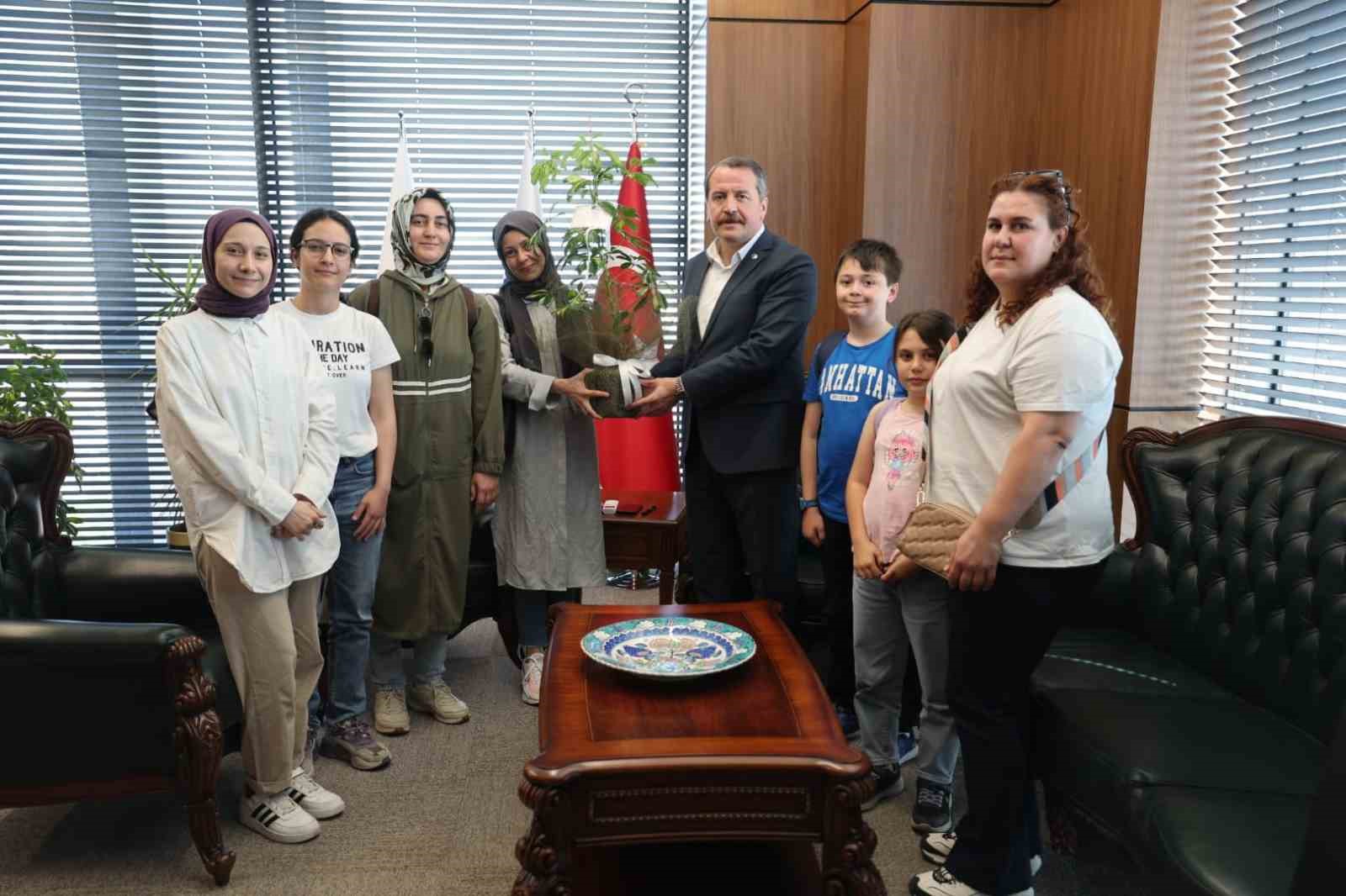 Ek atama bekleyen öğretmen adayları, Eğitim-Bir-Sen Genel Başkanı Yalçın’ı ziyaret etti