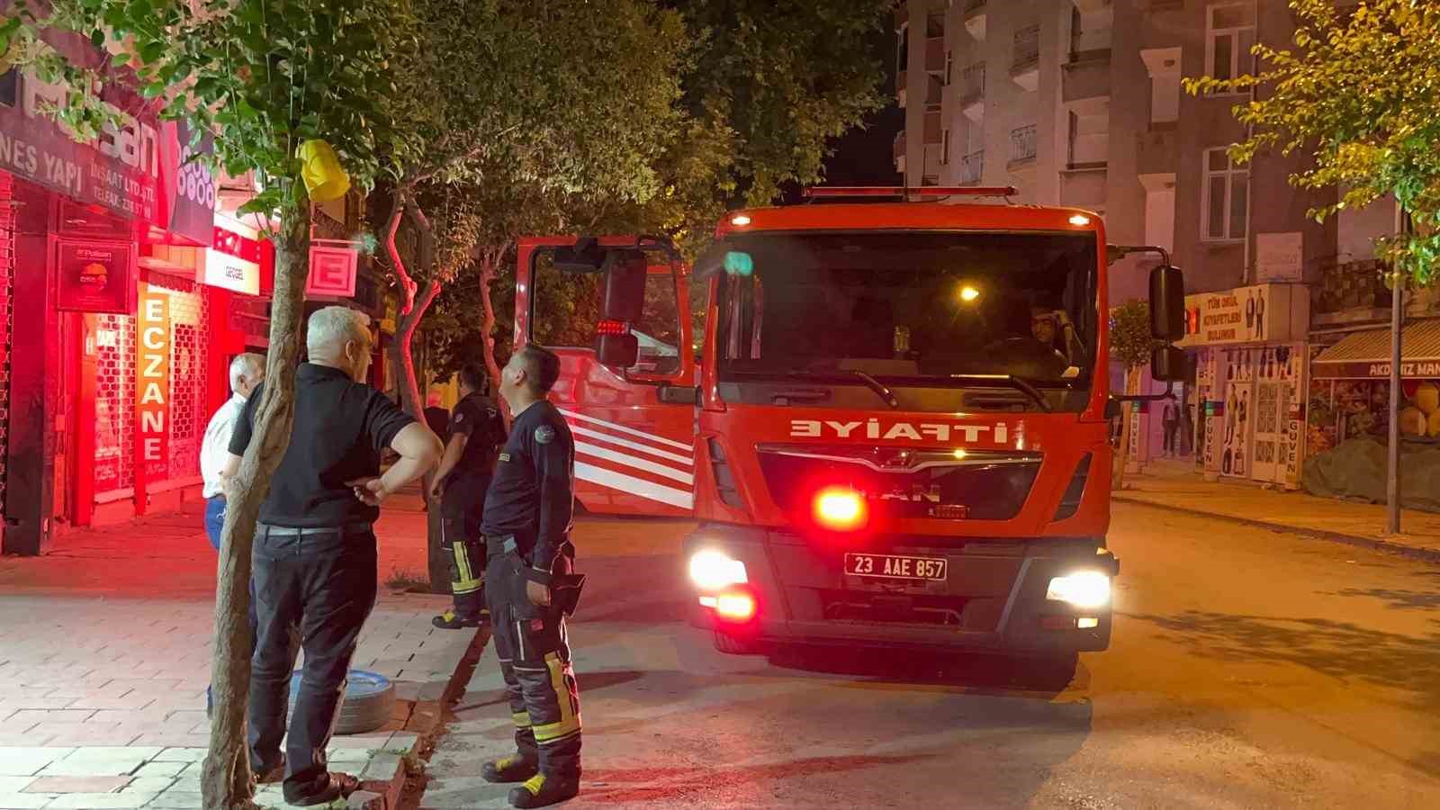 Elazığ&rsquo;da bina yangını: 2 kişi dumandan etkilendi
