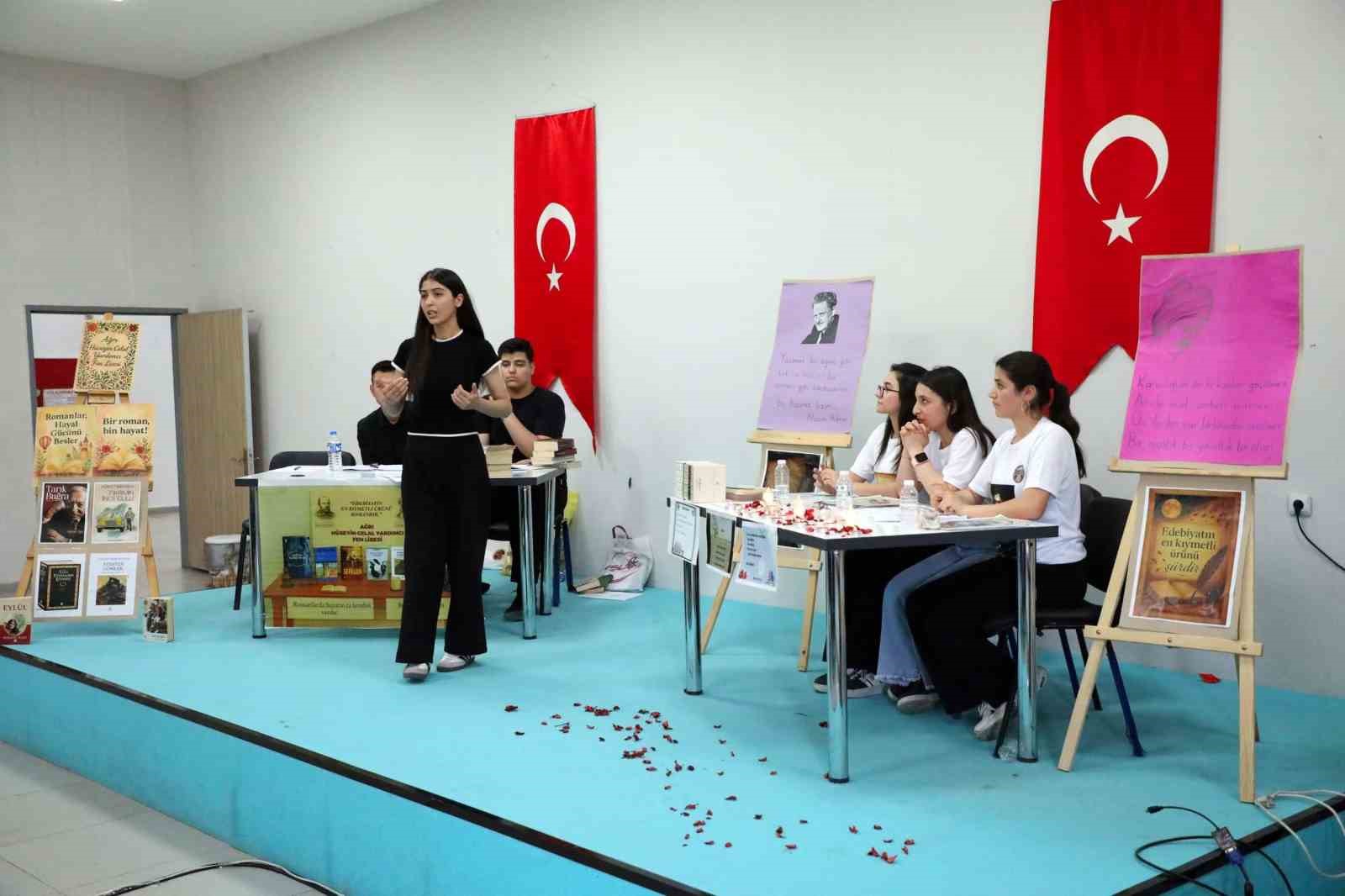 Ağrı’da ortaokul ve lise öğrencileri münazara finalinde kıyasıya yarıştı