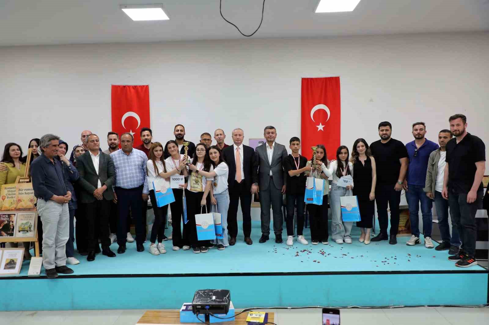 Ağrı&rsquo;da ortaokul ve lise &ouml;ğrencileri m&uuml;nazara finalinde kıyasıya yarıştı
