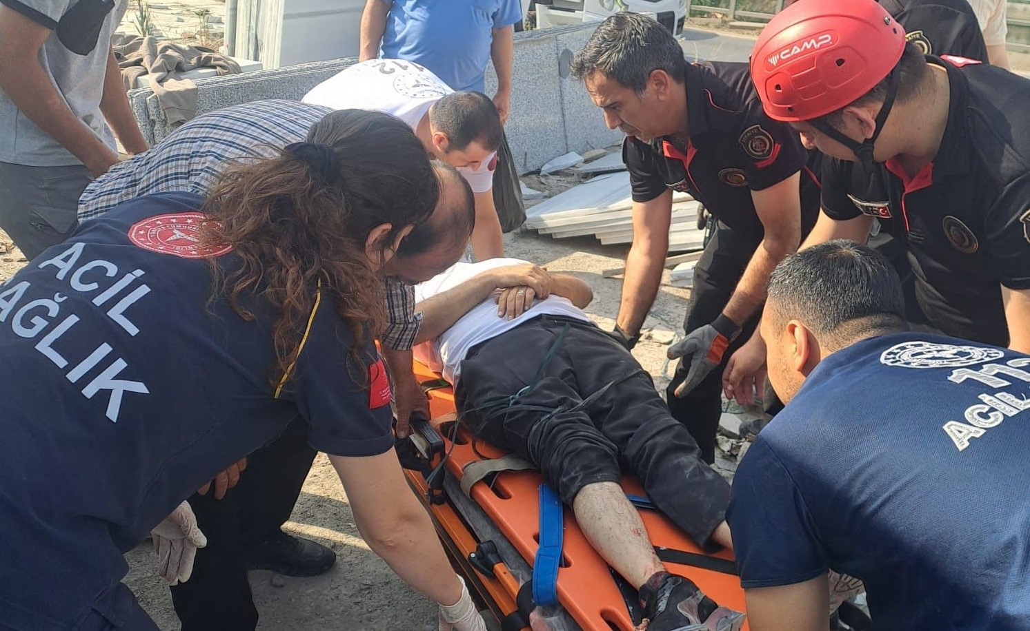 Mermer bloklar devrildi: 2 yaralı