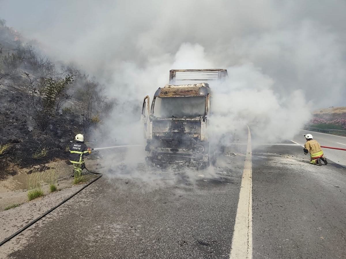 Erzin’de alevlere teslim olan tır hurdaya döndü