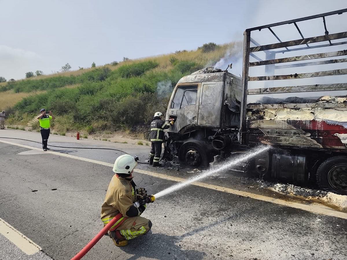 Erzin&rsquo;de alevlere teslim olan tır hurdaya d&ouml;nd&uuml;
