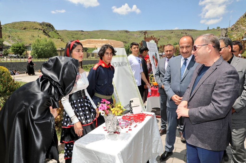 Kars&rsquo;ta &ouml;ğrenciler roman karakterlerini canlandırdı
