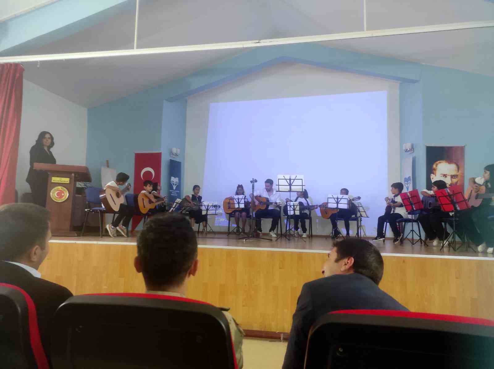Dicle HEM’de Hayat Boyu Öğrenme Haftası sergi açılışı ve birçok etkinlikle kutlandı
