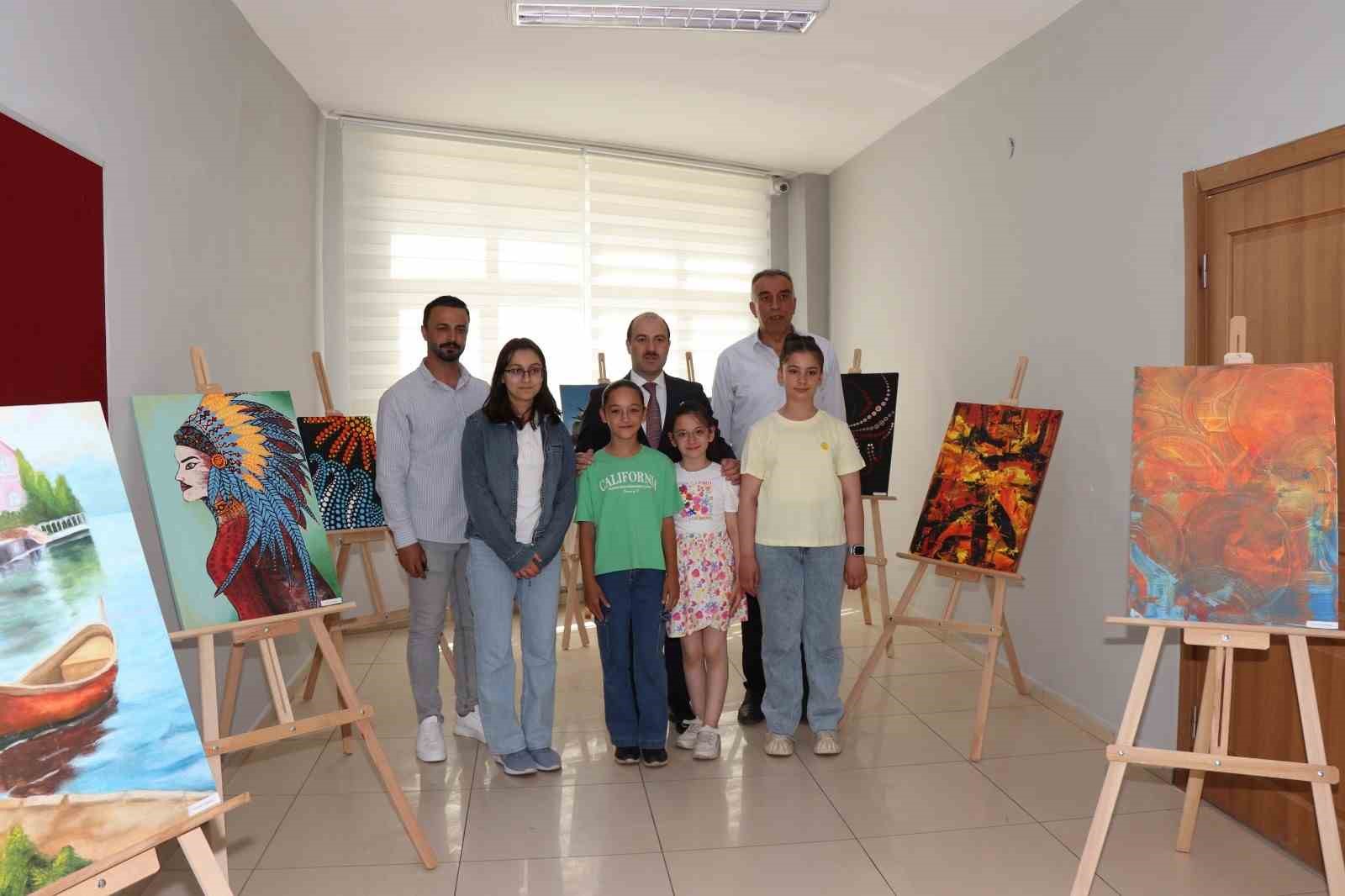 Farklı tekniklerle duygularını tuale yansıttılar