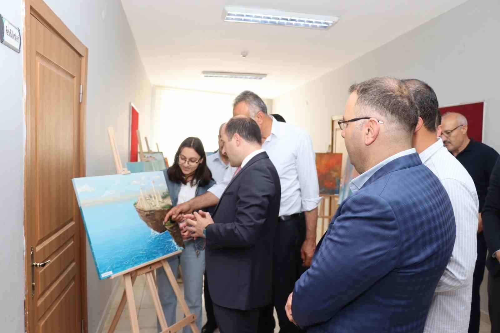 Farklı tekniklerle duygularını tuale yansıttılar
