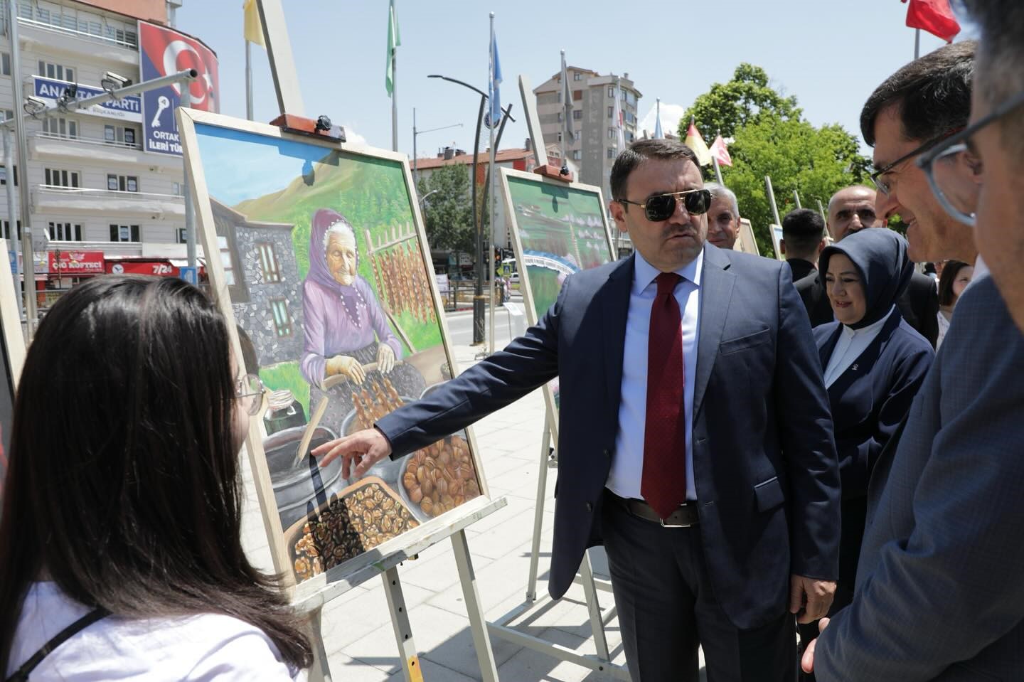 "Sesin ve Rengin Yolculuğu" Resim Sergisi valilik önünde açıldı