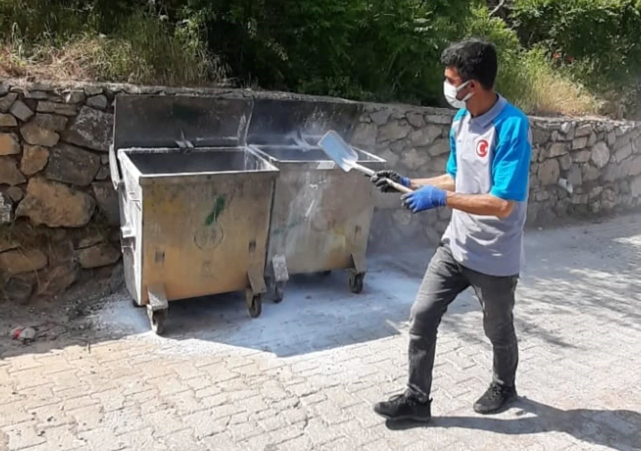 Saimbeyli&rsquo;de sokaklar temizlendi, &ccedil;&ouml;pler dezenfekte edildi
