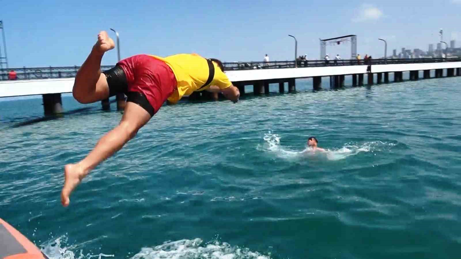 Cankurtaranlar Karadeniz’in hırçın sularında hayat nöbetinde