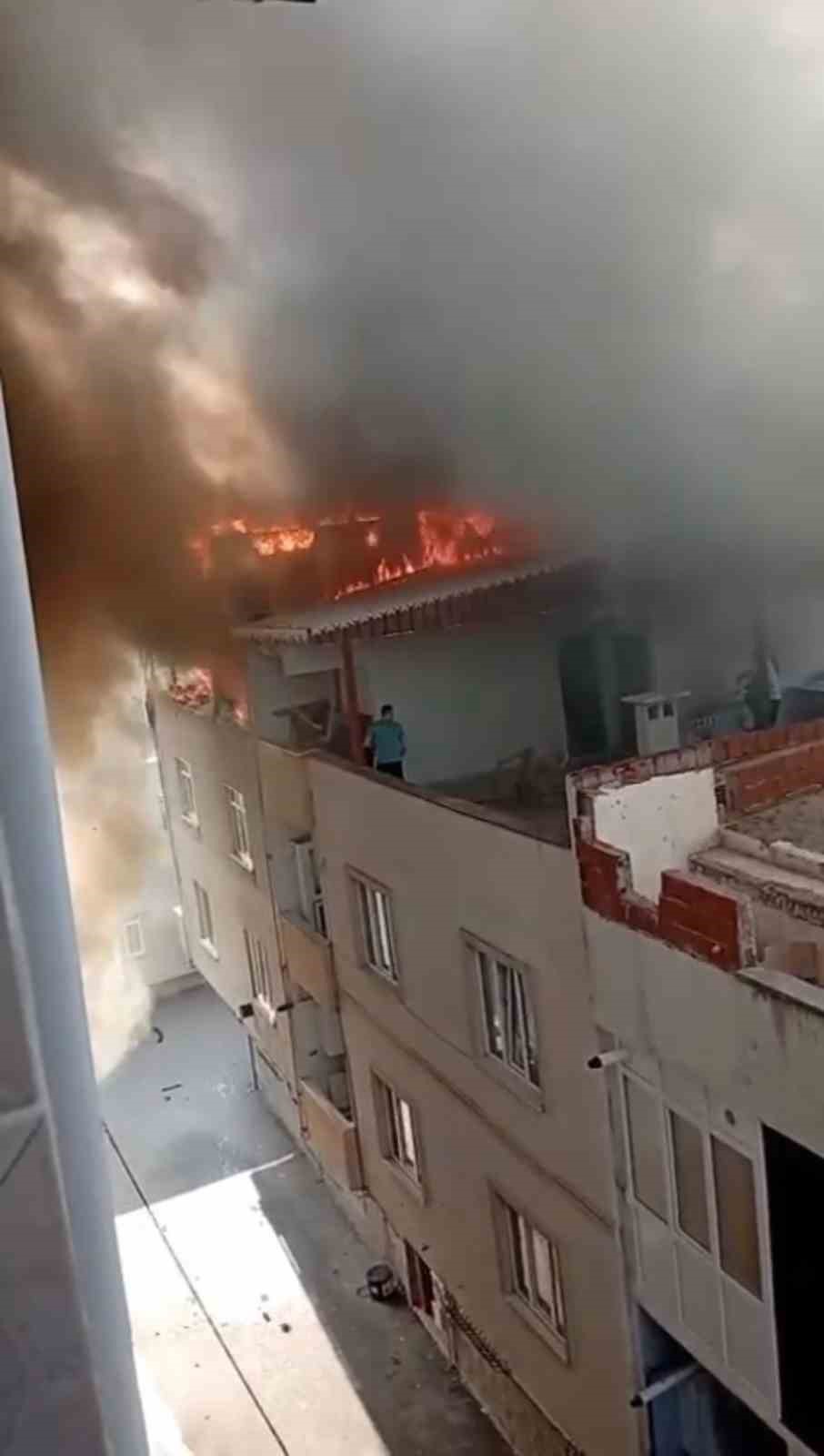 Bursa’da 3 katlı binanın çatı katı alev alev yandı