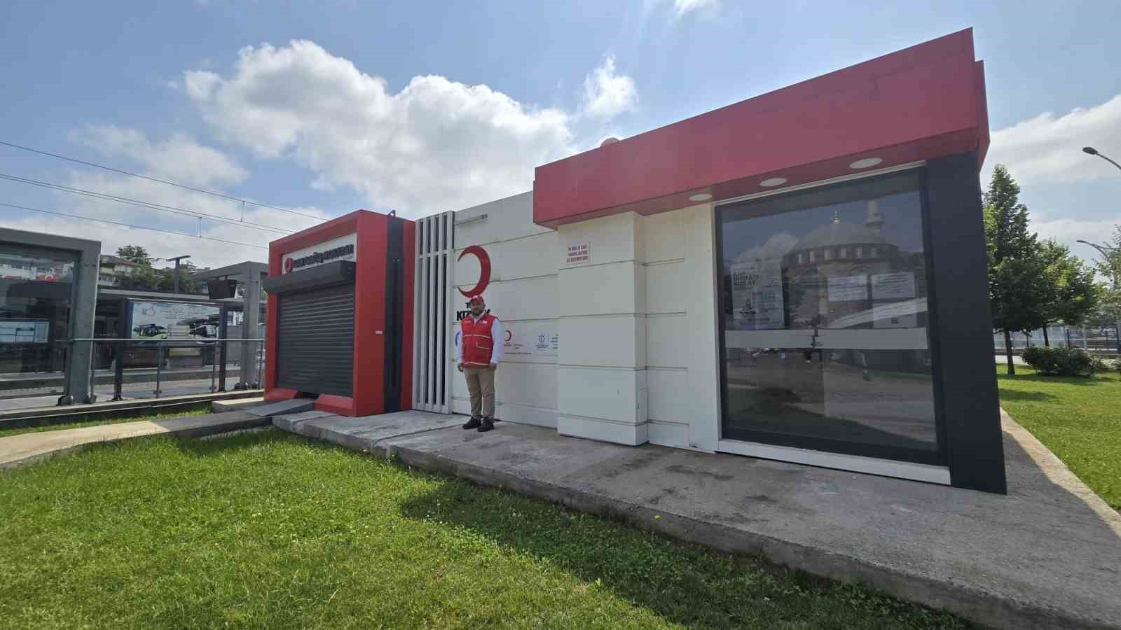 Kan verene eşofman ve tişört hediye
