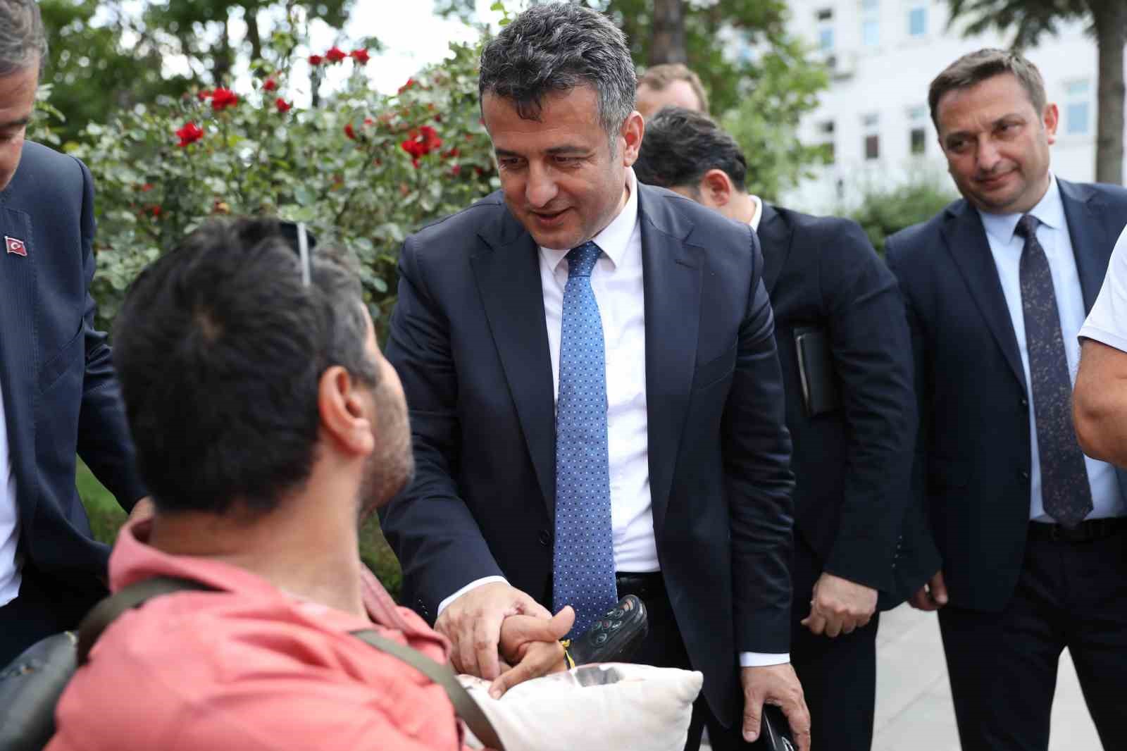 Filistin için çorap satan engelli vatandaş ile Başkan Doğan arasında yürek ısıtan diyalog