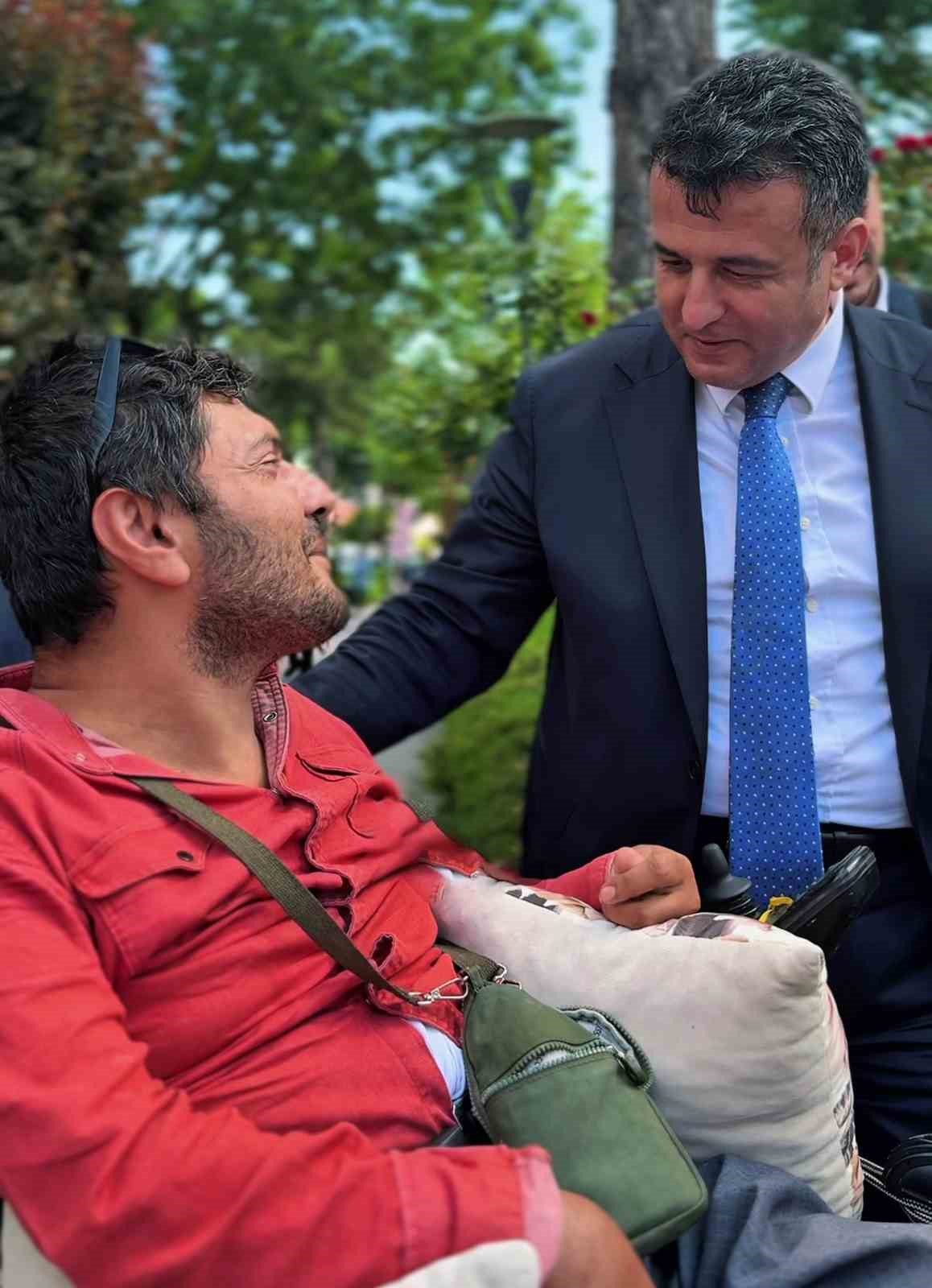Filistin için çorap satan engelli vatandaş ile Başkan Doğan arasında yürek ısıtan diyalog

