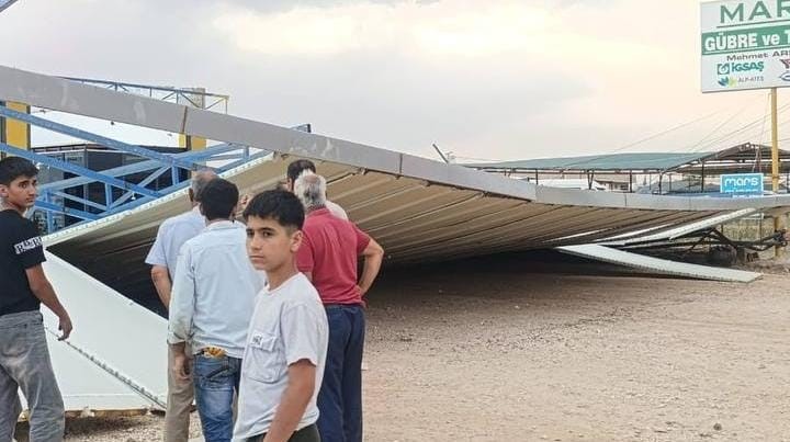 Şiddetli rüzgar çatıları uçurdu, direkleri devirdi
